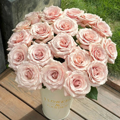 Quicksand Roses with beige-pink champagne petals, long vase life, ideal for weddings and luxury floral arrangements.